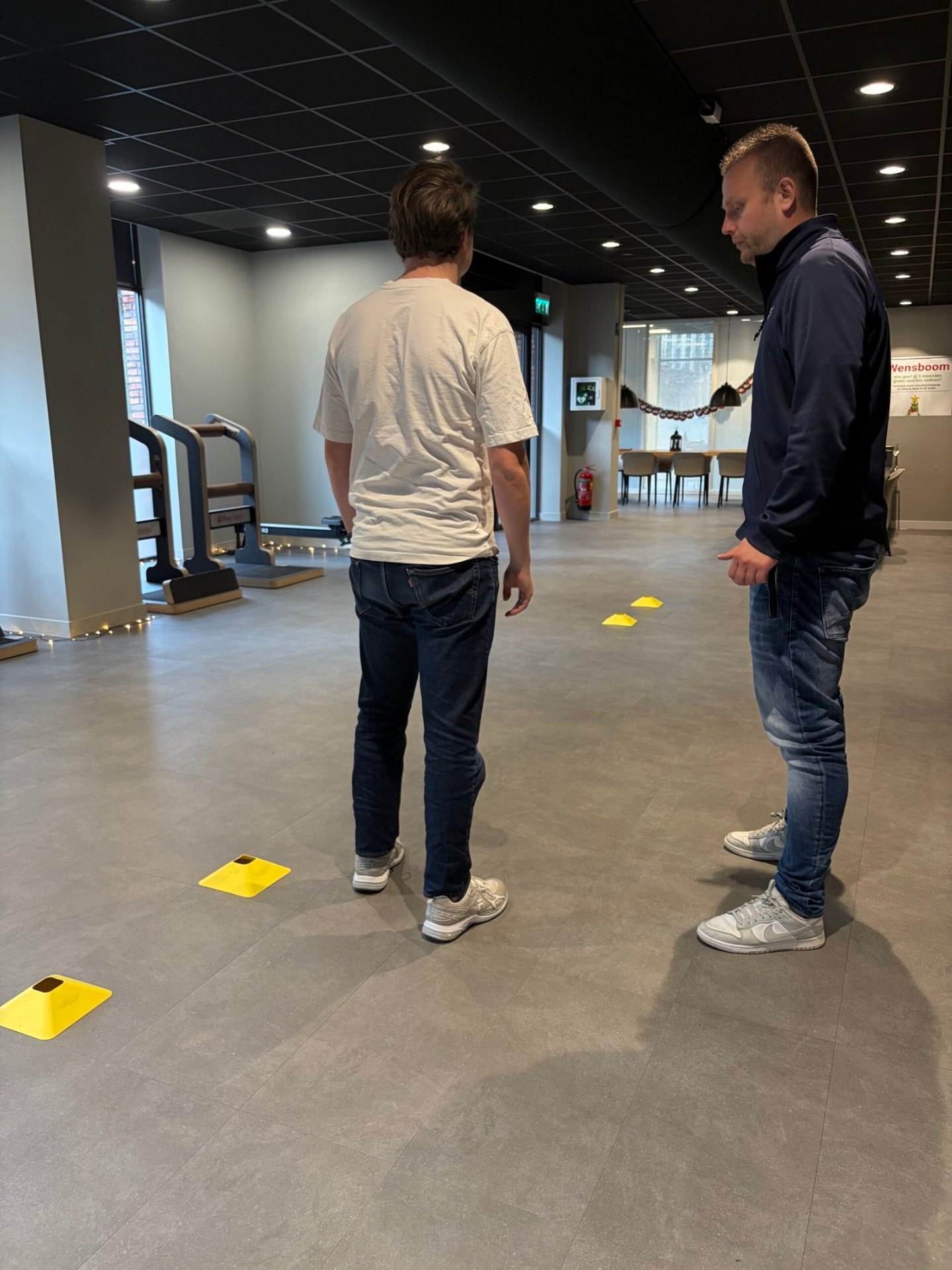 Patiënt revalideert na knieoperatie onder begeleiding van fysiotherapeut bij Fysiotherapie Strijp-S in Eindhoven
