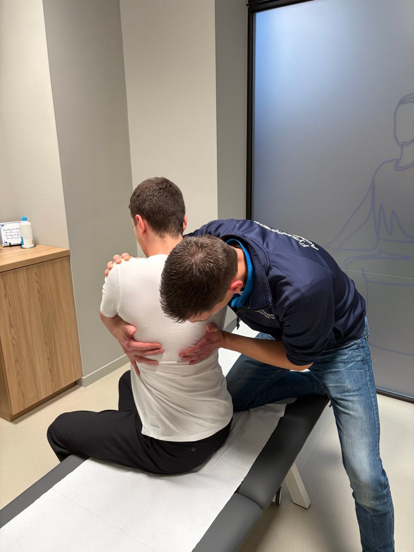 Fysiotherapeut behandelt de rug van een patiënt bij Fysiotherapie Strijp-S in Eindhoven