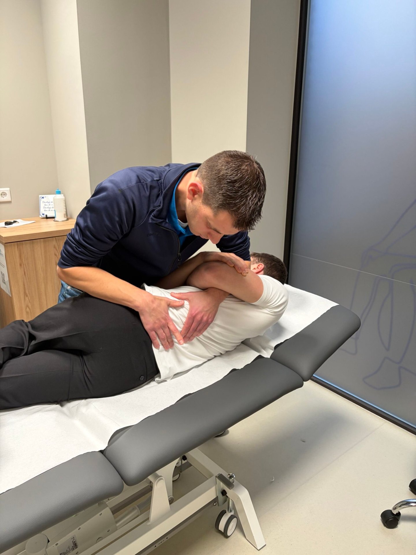 Manuele therapie rugbehandeling door fysiotherapeut bij Fysiotherapie Strijp-S Eindhoven