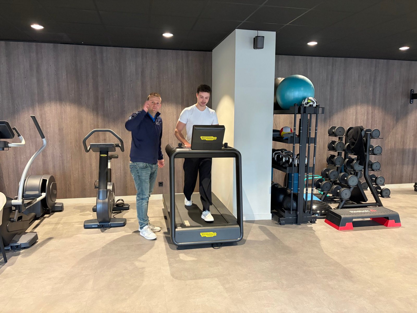 Fysiotherapeut begeleidt patiënt op de loopband tijdens revalidatie bij Fysiotherapie Strijp-S Eindhoven